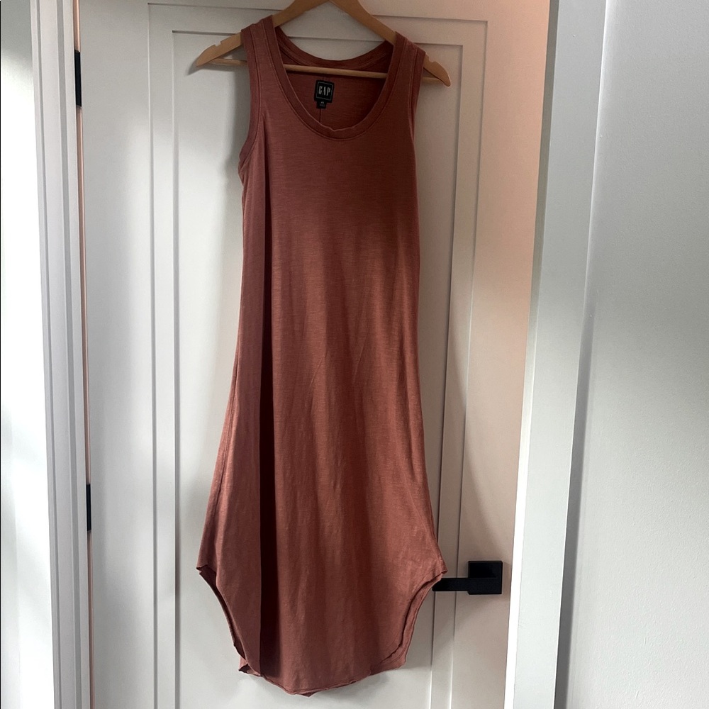 GAP Women's Sleeveless Midi Dress in Rust